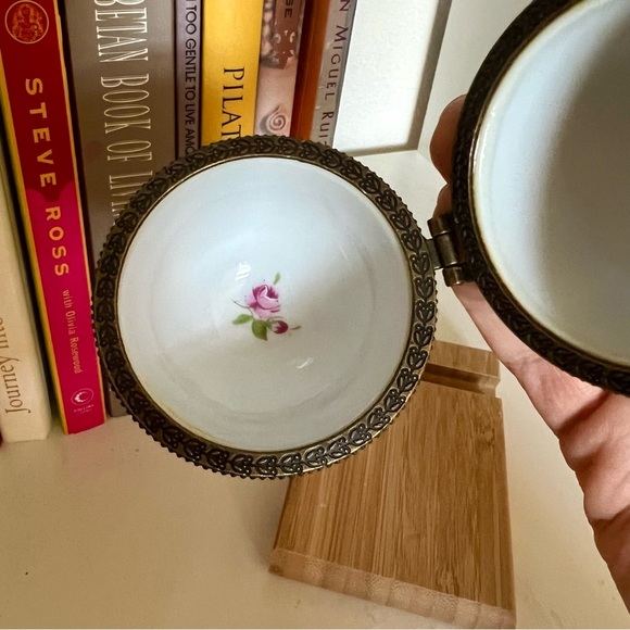 Antique Victorian Style Egg-Shaped Jewelry Box - Picture 3 of 4